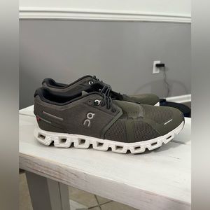 ON Running Men’s Cloud 5 Running Shoe Size US 8